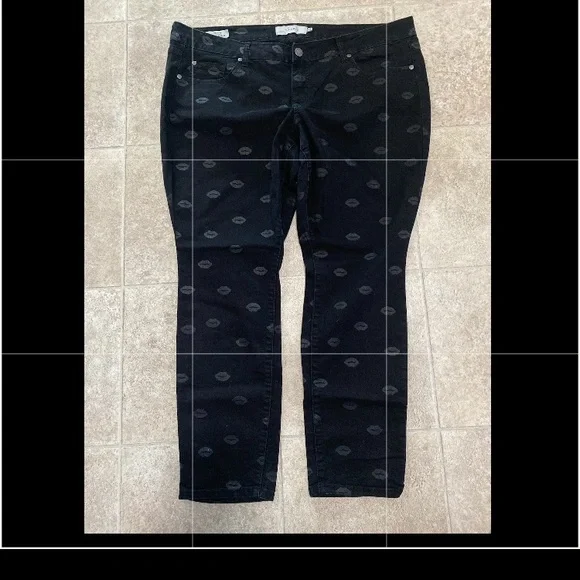 Nwt torrid 20 short skinny Jean kiss lip print - Picture 1 of 3